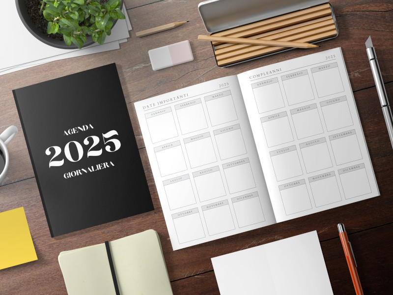 L'Agenda 2025 Giornaliera è il tuo compagno affidabile per il prossimo anno. Con un formato grande A4 (8.3 x 11.7 pollici / 21 x 29.7 cm) che offre ampio spazio per annotazioni dettagliate e una cover nera dall'eleganza senza tempo, questa agenda unisce funzionalità e stile in modo impeccabile.